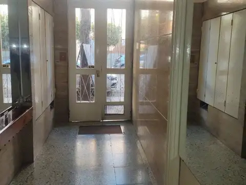 EXCELENTE 2 AMBIENTES EN FLORES !!!!!!!! TIPO CASA 2 PISO X ESCALERA