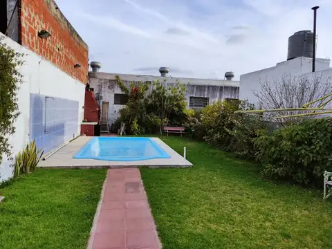 VENTA CASA 4 AMB CON PILETA, COCHERA Y PARRILLA