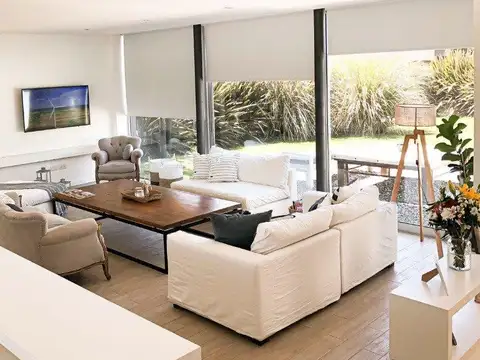 Casa en Venta con 3 cocheras