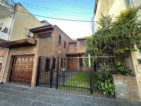 Casa en Venta con 2 cocheras
