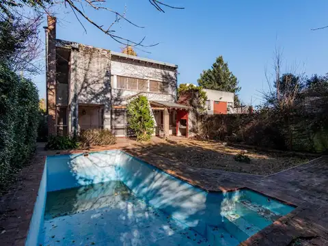 CASA EN VENTA EN CITY BELL 4 DORMITORIOS