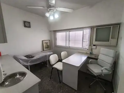 Venta Departamento 3 ambientes - Consultorios equipados y Cochera Fija en Monte Castro