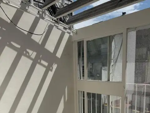 MONOAMBIENTE CON BALCON MUY LUMINOSO PISO ALTO