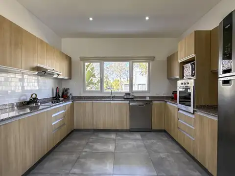 Casa 5 ambientes con 3 baños