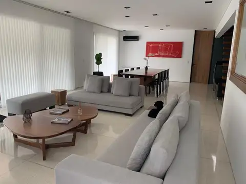 Casa en Venta con 4 cocheras