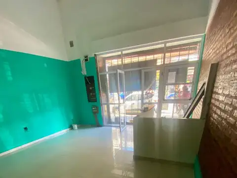 Local de 175mts2 y dos plantas en plena estación de Lanús!