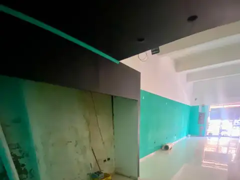 Local de 175mts2 y dos plantas en plena estación de Lanús!