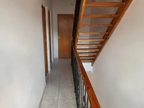 ALQUILER: TRIPLEX DE 3 AMBIENTES CON ENTRADA DE AUTO - LOMA HERMOSA