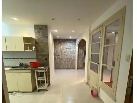 Casa en Alquiler de 6 Ambientes en Bernal Centro