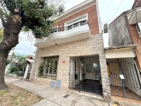 Casa en Alquiler de 6 Ambientes en Bernal Centro