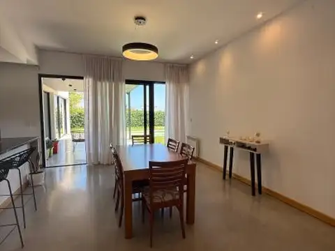 Casa 4 ambientes con 3 baños