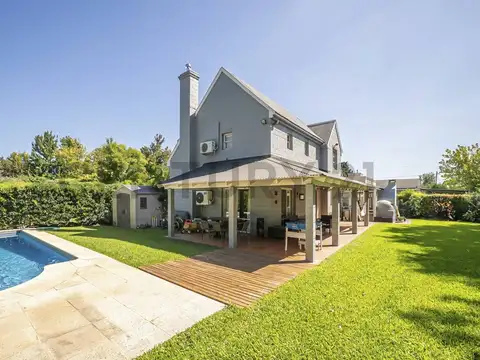 Venta Casa 4 amb con quincho pileta y cochera Los Abedules