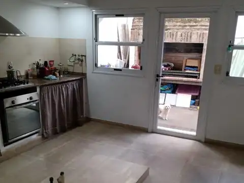 Excelente propiedad con local en muy buena zona  REATASADA 