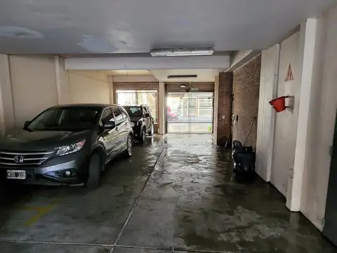 SÓLIDA Y CÓMODA COCHERA CUBIERTA EN VENTA A METROS DE AV. MAIPÚ. OLIVOS