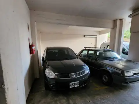 SÓLIDA Y CÓMODA COCHERA CUBIERTA EN VENTA A METROS DE AV. MAIPÚ. OLIVOS