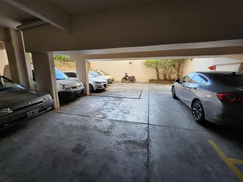 SÓLIDA Y CÓMODA COCHERA CUBIERTA EN VENTA A METROS DE AV. MAIPÚ. OLIVOS
