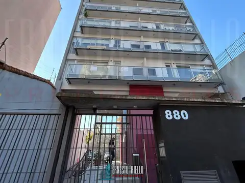 ALQUILER DEPARTAMENTO 2 AMBIENTES CON COCHERA DESCUBIERTA Y BALCON CON PARRILLA, QUILMES CENTRO.