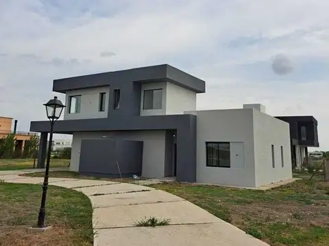 Casa en Venta con 5 cocheras