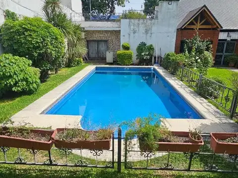 Casa en Venta con 2 cocheras