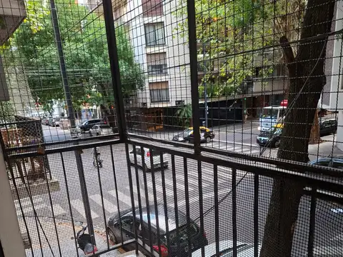2 amb al frente con balcón. Reciclado. Lavadero indep. A mts de Av. Cabildo. Apto prof.