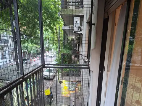 V Aguilar 2400, Piso 1