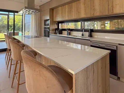 Casa en Venta con 3 cocheras