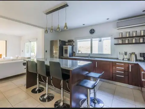 Casa en Alquiler Temporal con 3 cocheras