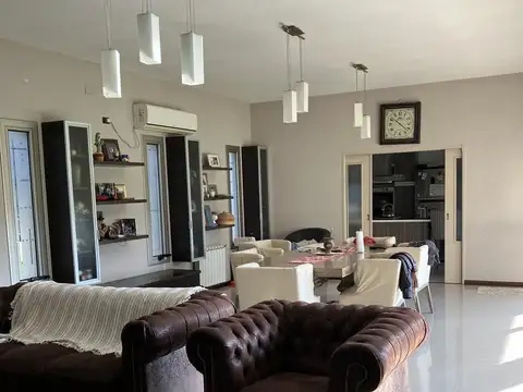 Casa 18 ambientes con 4 baños