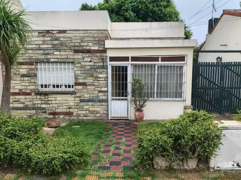 Casa con galpón al fondo