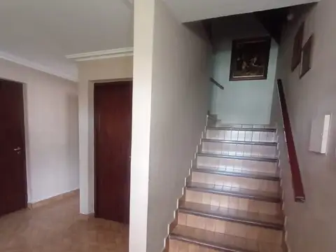 Casa 9 ambientes con 5 baños