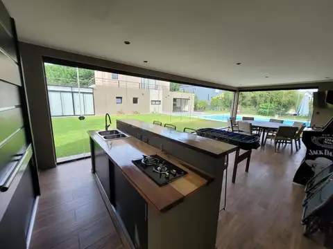 Casa 6 ambientes con 4 baños