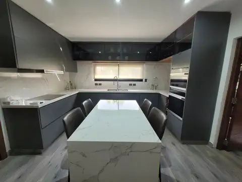 Casa en Venta con 4 cocheras