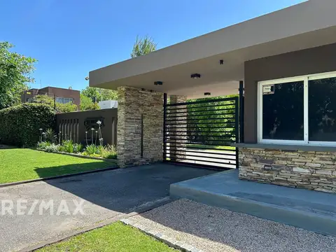 Casa en Venta con 2 cocheras