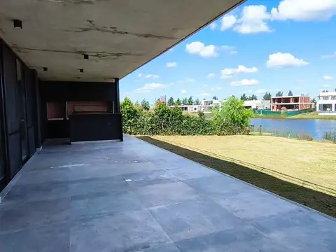 Casa 5 ambientes con 4 baños