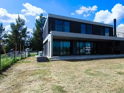 BCF. Casa con ambientes amplios a la laguna