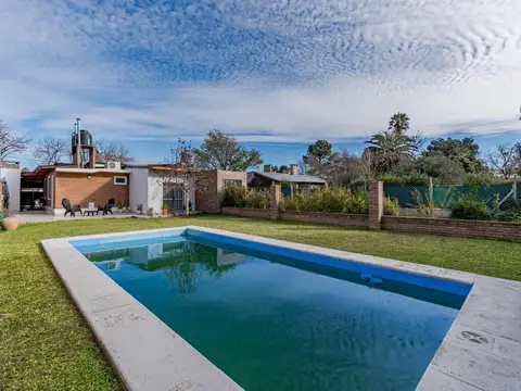VENTA - PERMUTA Casa al frente de 3 dormitorios y comodín, galería techada jardín y piscina. Funes.