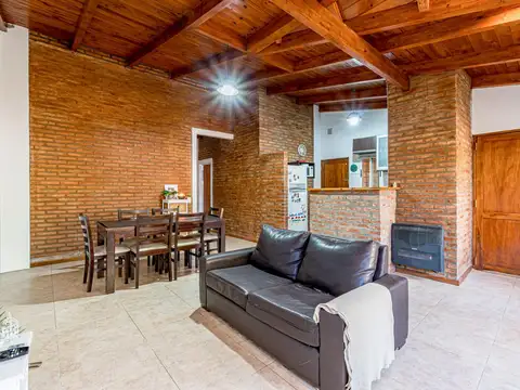 Casa 5 ambientes con 2 baños