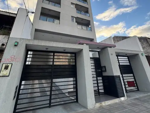Venta departamento de 3 ambientes con cochera en Banfield.