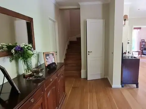 Casa 6 ambientes con 2 baños