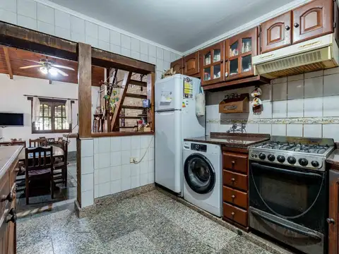 Casa 9 ambientes con 2 baños
