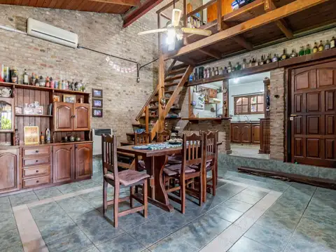 Casa en Venta con 2 cocheras