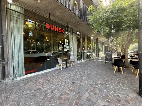 Venta o Alquiler Espectacular local sobre Avenida Directorio 151m2 Apto todo destino