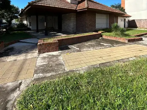 Excelente inmueble para emprendimiento en esquina centrica.