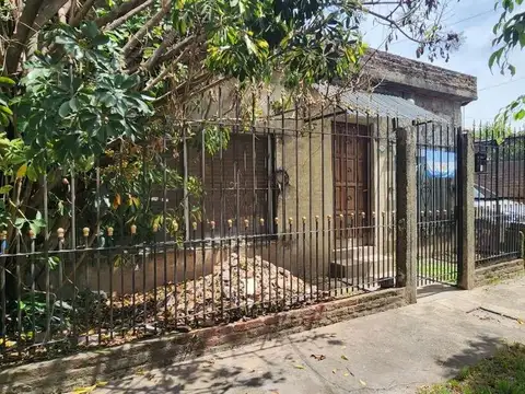 Casa 3 amb en venta en Lanús con cochera y patio