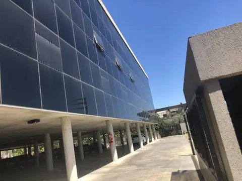 Oficina en Alquiler con 4 cocheras