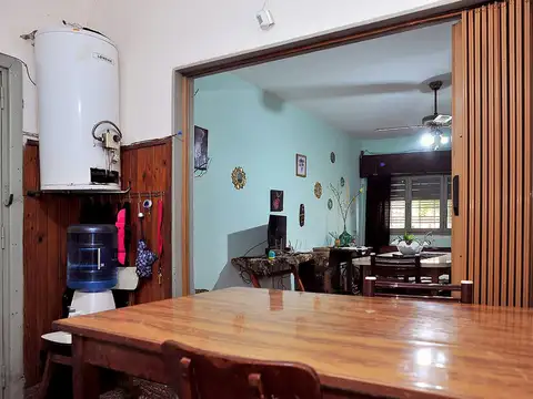 VENTA CASA CON FONDO JARDIN Y COCHERA BERAZATEGUI