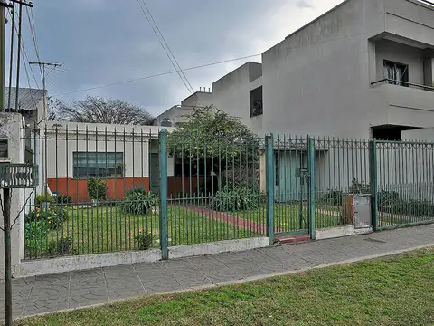 VENTA CASA CON FONDO JARDIN Y COCHERA BERAZATEGUI
