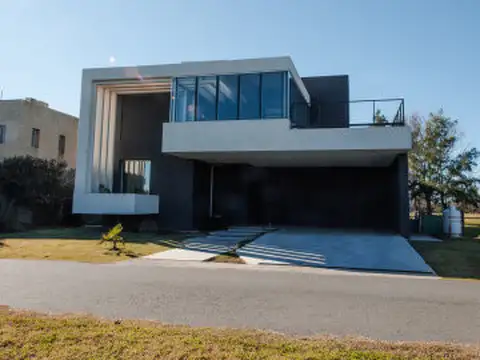 Exclusiva casa de categoría en La Rinconada Club de Campo