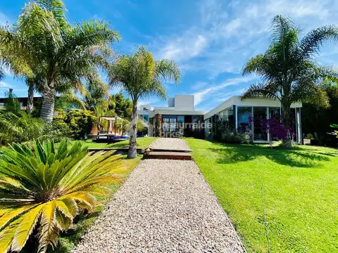 CASA EN VENTA A LA LAGUNA EN BARRIO SAN MARCO! IMPECABLE CON DETALLES UNICOS!