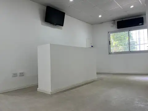 Oficina 12 ambientes con 2 baños